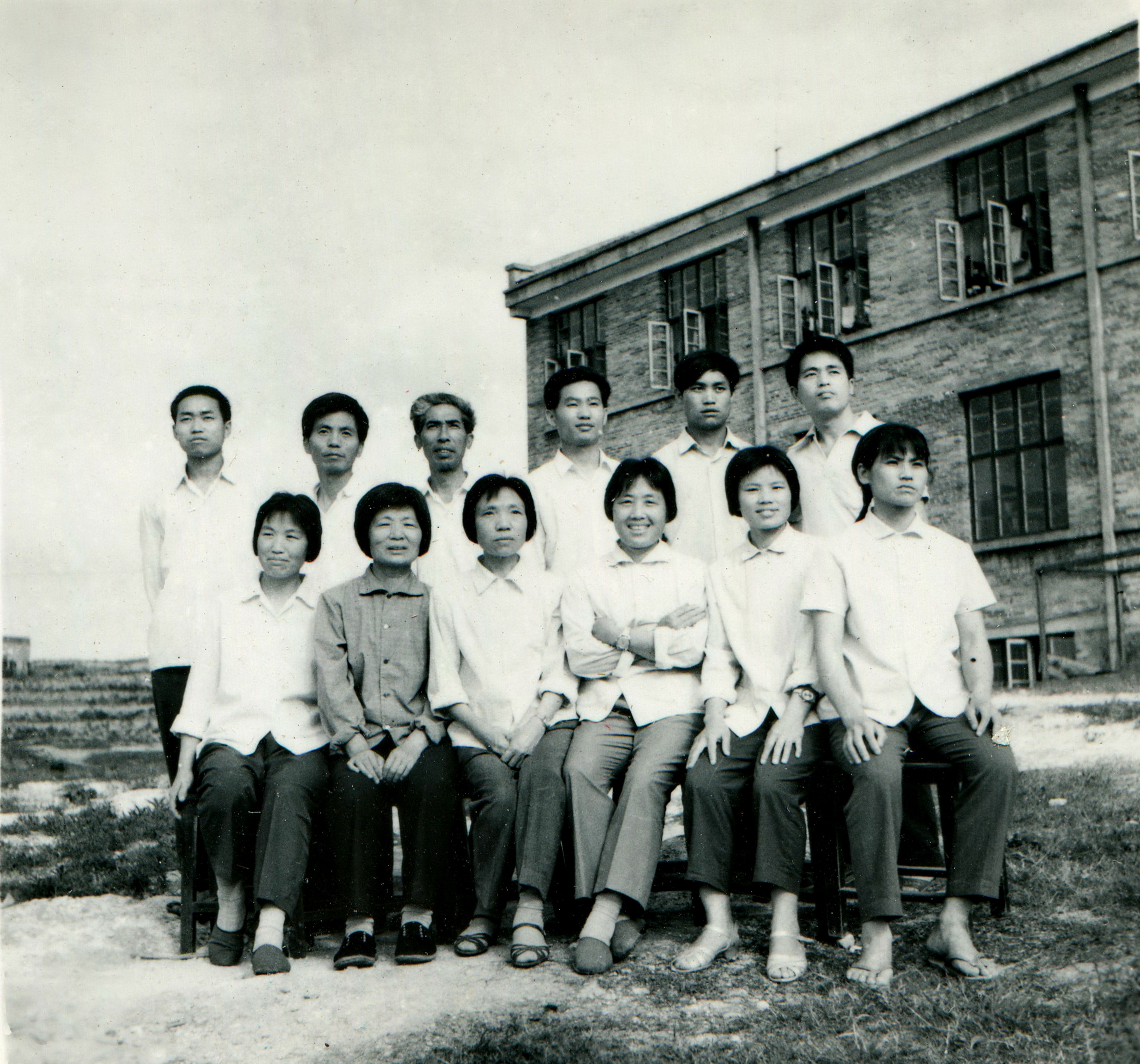 1982年，黔阳分院教师在分院图书馆合影留念