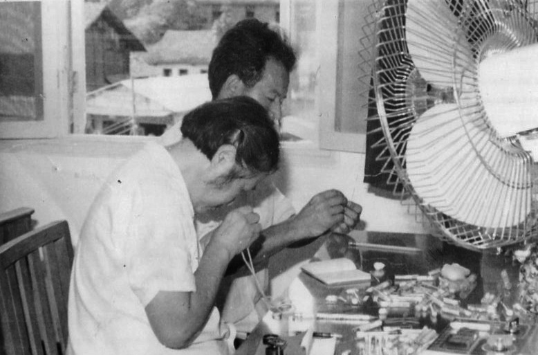 80年代，宋慧英教授在怀化分院简陋条件下从事科研工作